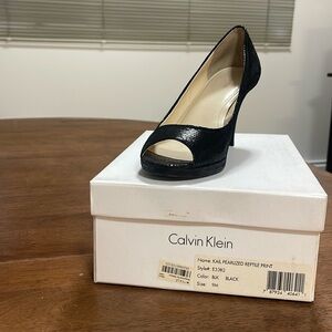 Calvin Klein size 9 
Pearlized reptile print-black